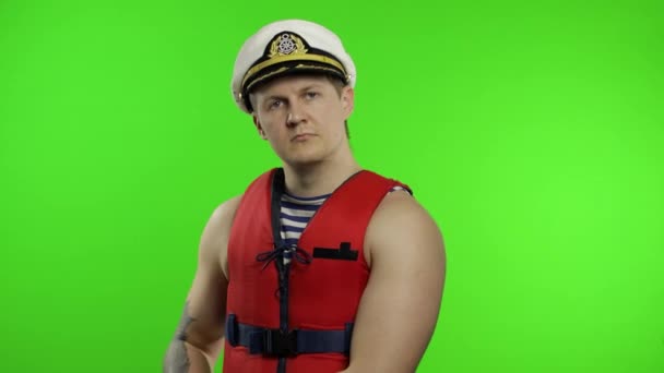 Jonge gespierde zeeman werkt als badmeester bij strandarmen gekruist. Chromatoetsen - Video