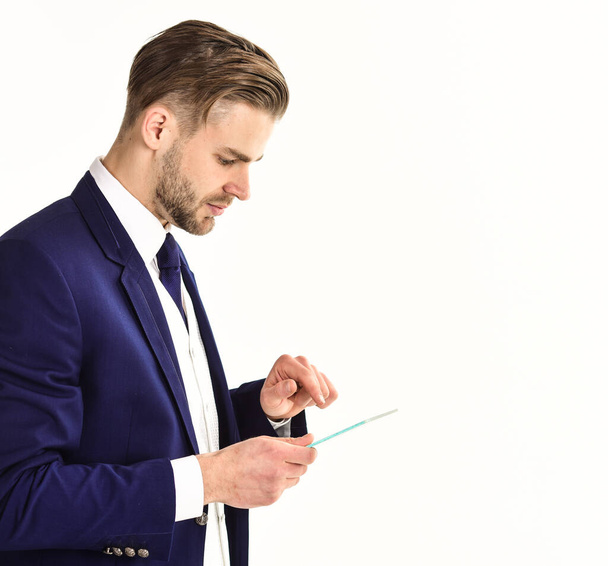 Ο τύπος επιχειρηματίας σε σκούρο κλασικό κοστούμι κρατώντας tablet - Φωτογραφία, εικόνα