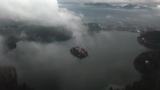 Disparando desde un dron. Volando sobre el lago Bled en Eslovenia. 4k
 - Metraje, vídeo