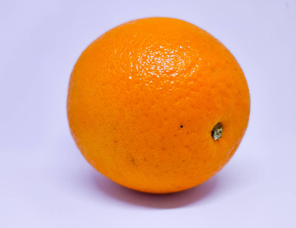 Close view van een oranje in witte achtergrond - Foto, afbeelding