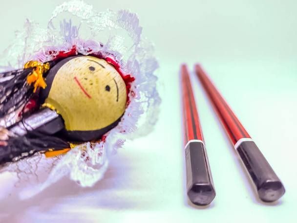 Вид на карандаш с красивой куклой
 - Фото, изображение