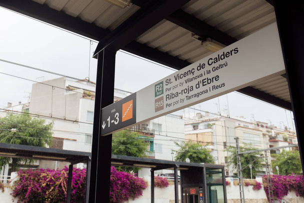 スペイン・カタルーニャ州の鉄道駅にポインタを持つネームプレート - 写真・画像