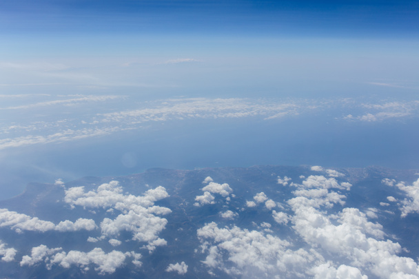 Luftaufnahme der Wolken über dem Meer und der Küste Kataloniens, Spanien  - Foto, Bild