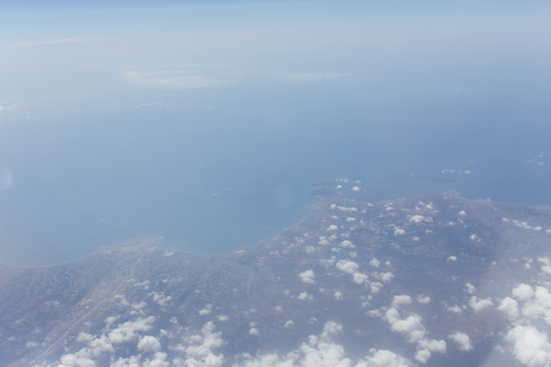 Widok z powietrza na morze i wybrzeże Katalonii z chmurami na niebie, Hiszpania  - Zdjęcie, obraz