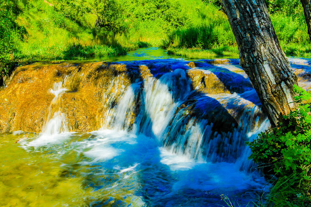 Νερό ρέει μέσα από το πάρκο το καλοκαίρι. Επαρχιακή περιοχή αναψυχής Μπιγκ Χιλ Σπρινγκς. Αλμπέρτα, Καναδάς - Φωτογραφία, εικόνα