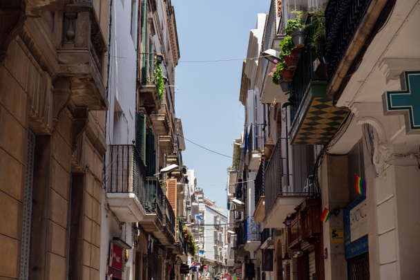 Rua urbana com bandeiras lgbt e placa de farmácia na Catalunha, Espanha
  - Foto, Imagem