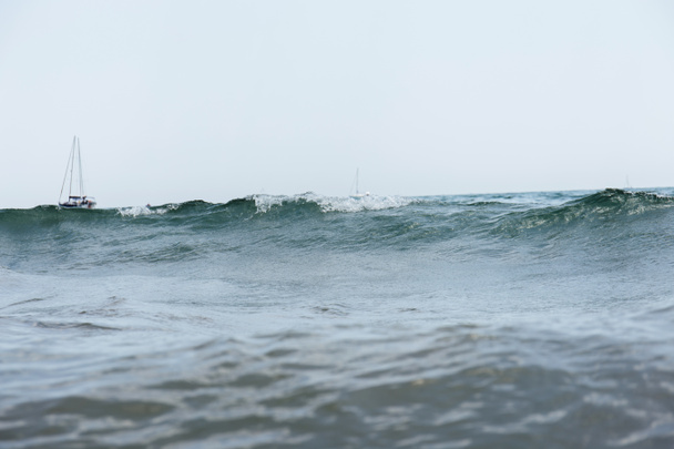Felszíni szintje jachtok a tengeren hullámok és kék ég a háttérben, Katalónia, Spanyolország  - Fotó, kép