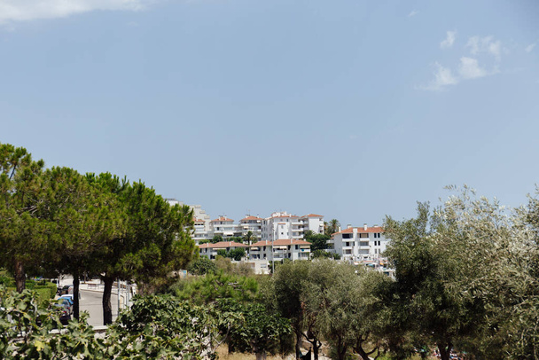 スペインのカタロニアを背景に澄んだ空を持つ木や建物の選択的な焦点  - 写真・画像