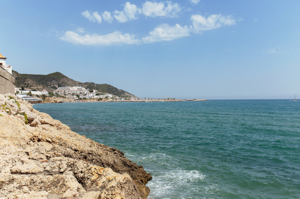 Морской пейзаж с горами и голубым небом на заднем плане в Каталонии, Испания
  - Фото, изображение