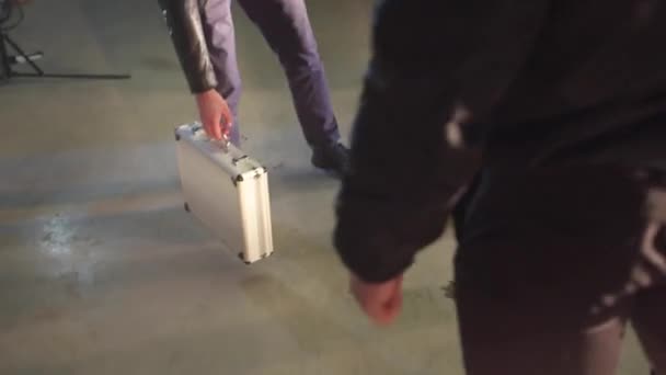 Schläger droht mit Pistole und nimmt Koffer mit - Filmmaterial, Video