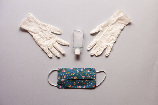 sabun jeli şişe dezenfektanı, maske ve lastik eldiven. Covid-19 için basit bir örnek. Kişisel temizlik.. - Fotoğraf, Görsel