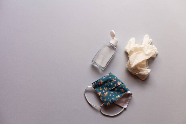 sabun jeli şişe dezenfektanı, maske ve lastik eldiven. Covid-19 için basit bir örnek. Kişisel temizlik.. - Fotoğraf, Görsel