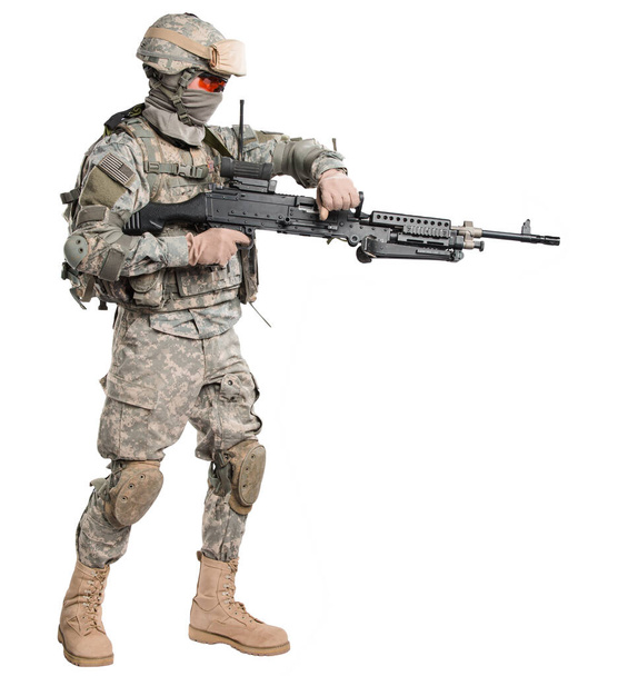 Hombre en uniforme soldado del Ejército de los Estados Unidos (Bandera de los Estados Unidos en el hombro). Grabado en el estudio. Aislado con ruta de recorte sobre fondo blanco
 - Foto, Imagen