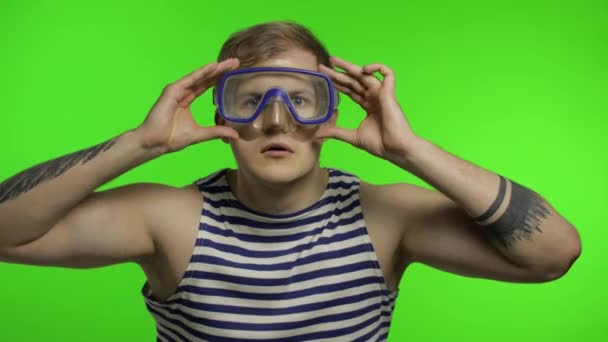 Емоційний турист у підводній масці, смугаста морська сорочка на ключі хроми
 - Кадри, відео
