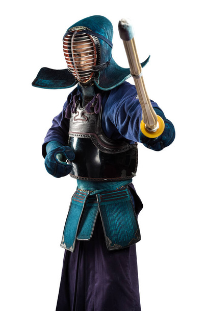 Porträt eines Kendo-Kämpfers mit Shinai (Bambusschwert). Gedreht im Studio. Isoliert mit Clipping-Pfad auf weißem Hintergrund - Foto, Bild