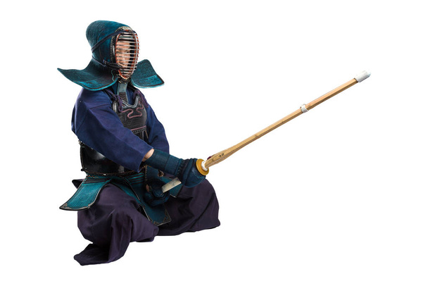 Porträt eines Kendo-Kämpfers mit Shinai (Bambusschwert). Gedreht im Studio. Isoliert mit Clipping-Pfad auf weißem Hintergrund - Foto, Bild