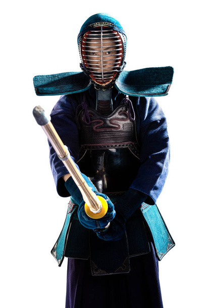 Ritratto di uomo kendo combattente con shinai (spada di bambù). Girato in studio. Isolato con percorso di ritaglio su sfondo bianco
 - Foto, immagini