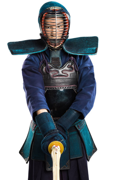 Πορτρέτο του ανθρώπου Kendo μαχητής με shinai (μπαμπού σπαθί). Πυροβολήθηκε στο στούντιο. Απομονωμένο με διαδρομή αποκοπής σε λευκό φόντο - Φωτογραφία, εικόνα