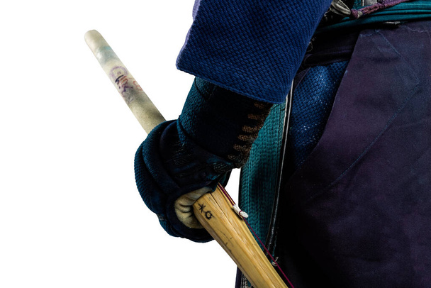 Muotokuva mies kendo taistelija shinai (bambu miekka). Ammuttu studiossa. eristetty leikkauspolulla valkoisella taustalla
 - Valokuva, kuva