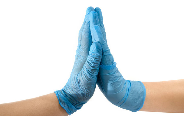 Productos de protección individual guantes desechables de vinilo en la propagación del virus y la protección contra las infecciones. Las manos de las mujeres en guantes. La tendencia de protección del coronavirus es COVID-19
. - Foto, imagen