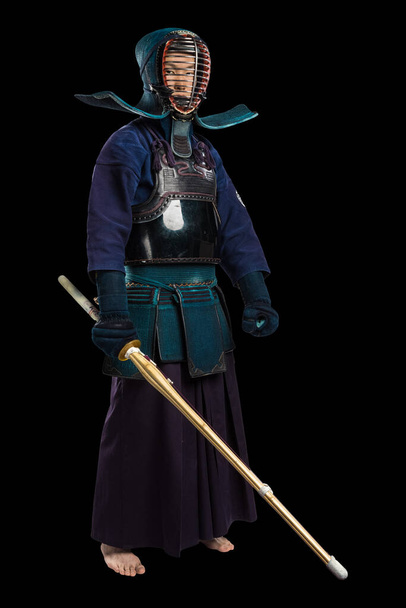 Muotokuva mies kendo taistelija shinai (bambu miekka). Ammuttu studiossa. eristetty leikkauspolulla mustalla taustalla
 - Valokuva, kuva
