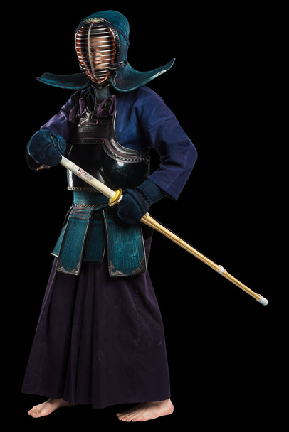Portrét muže kendo bojovníka se shinai (bambusový meč). Zastřelen ve studiu. Izolováno s oříznutím cesty na černém pozadí - Fotografie, Obrázek