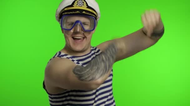 Эмоциональный человек турист в подводной маске, полосатые танцы матросов рубашки празднует
 - Кадры, видео
