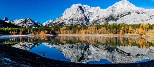 Rockies refletido em Wedge Pond um dia de outono crips. Spray Valley Provincial Park. - Foto, Imagem