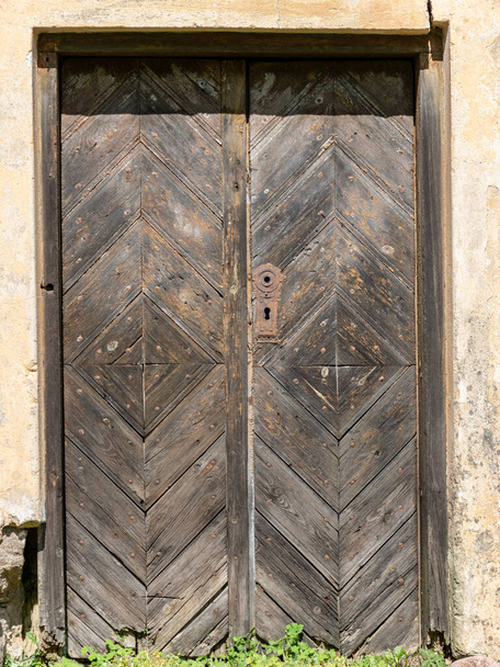 photo avec une vieille porte en bois dans le mur d'un vieux manoir
 - Photo, image