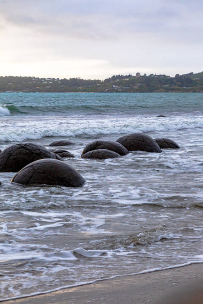 Las rocas de Moeraki en la costa del Pacífico. Isla Sur, Nueva Zelanda - Foto, imagen