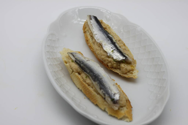 anchois à la crème de crabe tapas espagnoles appelées pintxos du Pays basque
 - Photo, image
