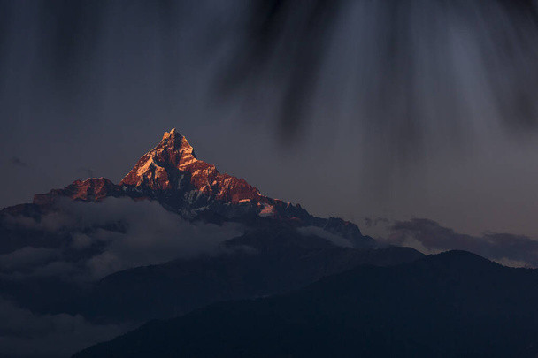 Пейзаж с пиком Мачапучаре-Фиштейл во время похода в Гималаях, Непал
 - Фото, изображение