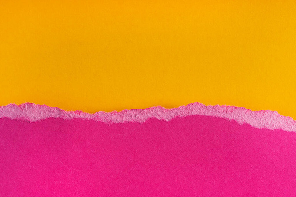 Trozos de rotos bordes de papel púrpura sobre fondo amarillo. Borde de papel agrietado rasgado aislado con sombra suave. Pieza de papel desgarrada. Copiar espacio, marco, banner
 - Foto, imagen
