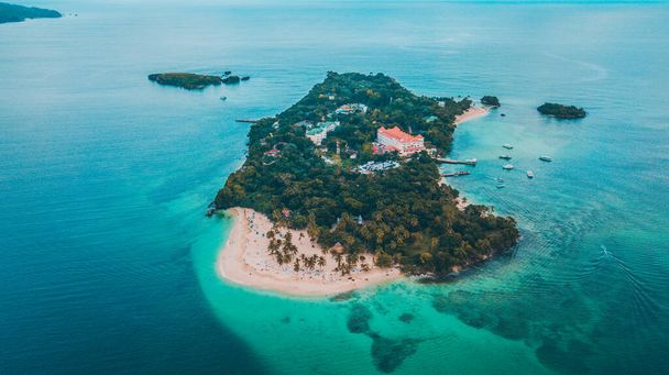 cayo levantado dron Dominik Cumhuriyeti 'ndeki Bacardi adasının resmi - Fotoğraf, Görsel
