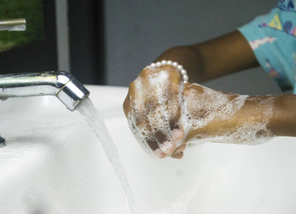 Mycie i pocieranie mydłem zapobiegającym pandemii i utrzymujące higienę - Zdjęcie, obraz