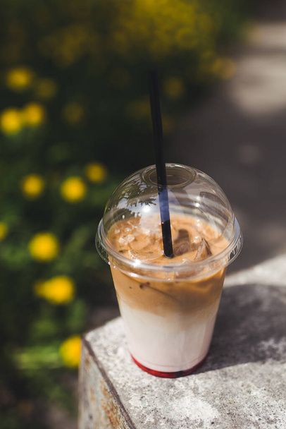 Chlazené latté se sirupem a ledem - Fotografie, Obrázek