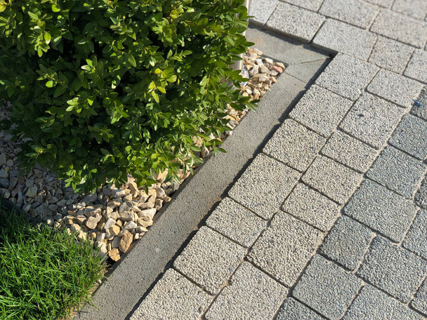 Προοπτική άποψη του Monotone Gray τούβλο πέτρα στο έδαφος για Street Road. Sidewalk, Driveway, Pavers, Pavement in Vintage Design Flooring Square Pattern Υφή Φόντο, σπίτι, γρασίδι - Φωτογραφία, εικόνα