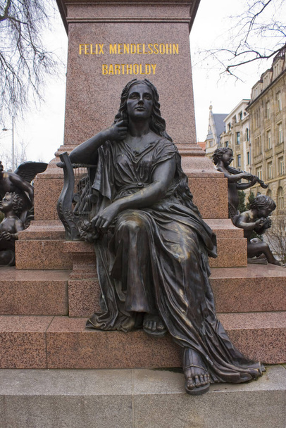 Фрагмент памятника Феликсу Мендельсону Бартольди в Лейпциге, Германия
 - Фото, изображение