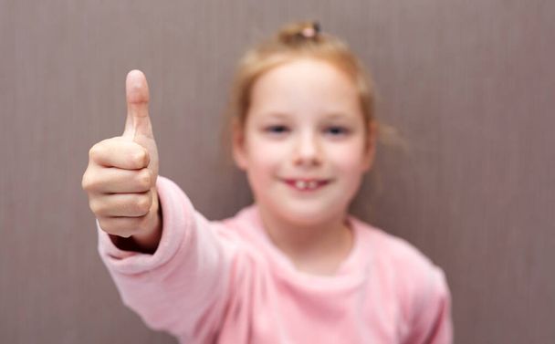 Dziecko dziewczyna pokazuje kciuk klasy - Zdjęcie, obraz