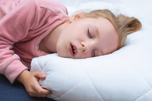 dítě dívka spící sladce - Fotografie, Obrázek