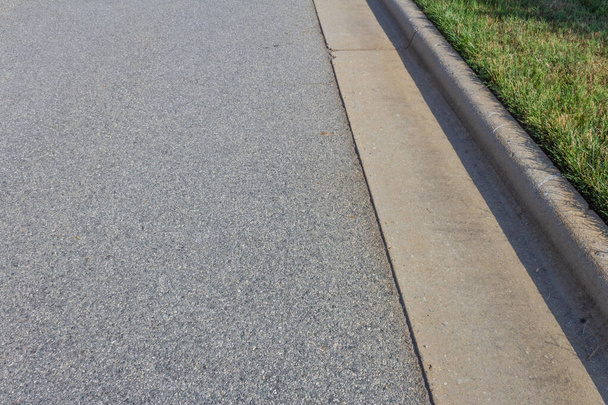 Uformowany betonowy krawężnik z zieloną trawą, przestrzeń do kopiowania asfaltu, aspekt poziomy - Zdjęcie, obraz