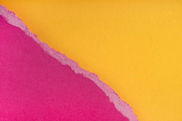 黄色の背景に引き裂かれた紫色の紙の端の部分。柔らかい影で隔離された紙の端を裂いた。紙の破片が縁を引き裂いた。コピースペース,フレーム,バナー - 写真・画像