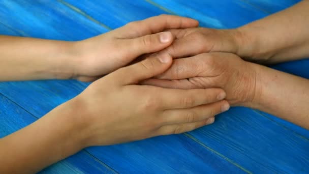 Kinderhand geven in vrouwen hand rood pluche hart. Concept van eenheid en liefde in familie. Close-up. - Video