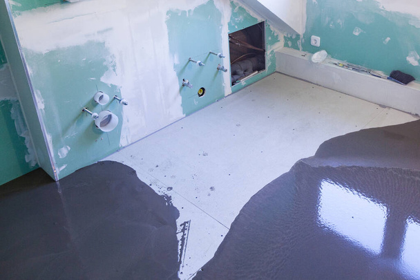 suchá omítková stěna v koupelně se sanitárními instalacemi - Fotografie, Obrázek
