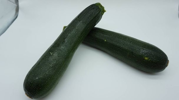 zucchine verdi su sfondo bianco
 - Foto, immagini