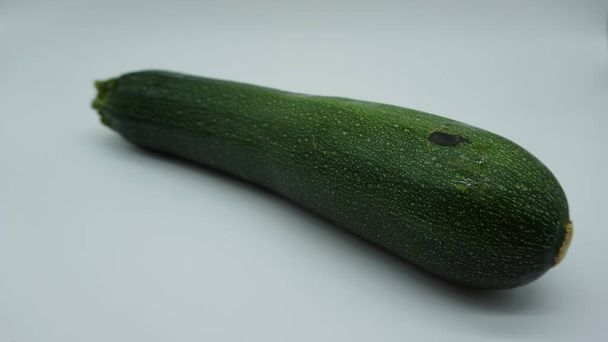 zucchine verdi su sfondo bianco
 - Foto, immagini