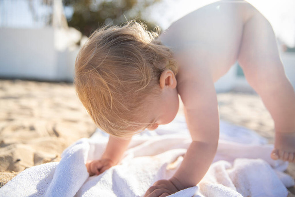 mooi baby meisje op een strand - Foto, afbeelding