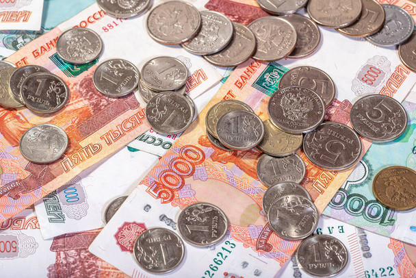 Фон банкнот рублів, що лежать на поверхні з великою кількістю монет
 - Фото, зображення