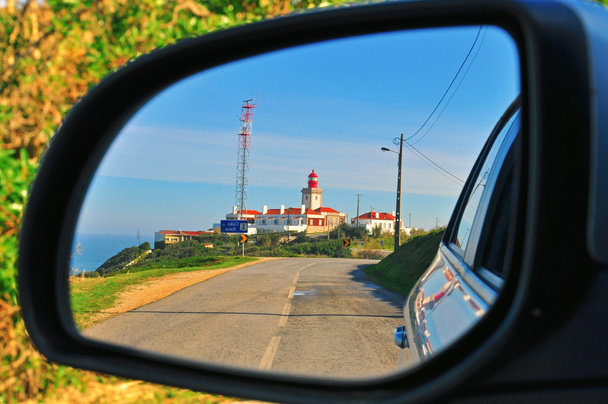 Faro en el espejo del coche
 - Foto, Imagen