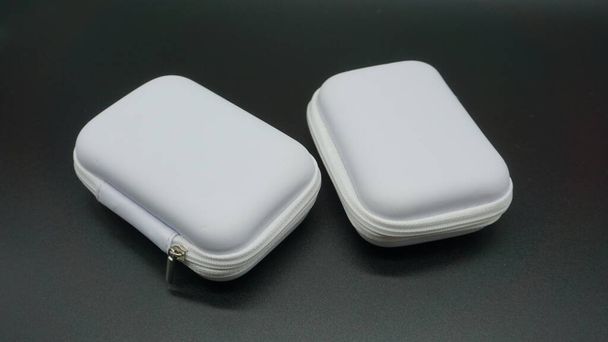 caixa protetora branca para drives USB
 - Foto, Imagem